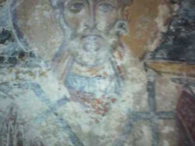 L'affresco che raffigura San Nicola, nella chiesetta di San Lorenzo